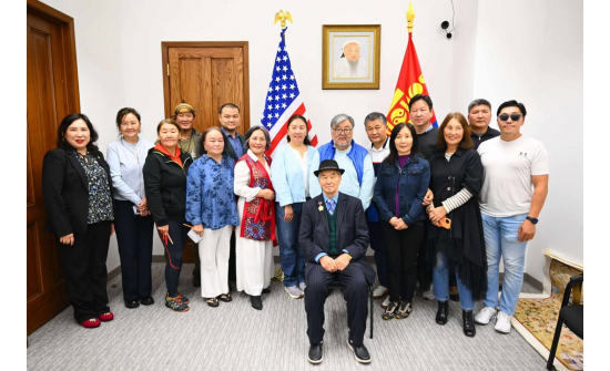 Монгол Улсын Соёлын гавьяат зүтгэлтэн, гэрэл зурагчин С.Цацралтын Бэй Аэриа дахь монголчуудтай уулзалт хийв